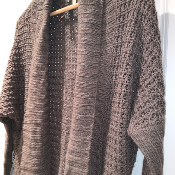 Cozy, knit sweater-shawl - Picture 5 of 7